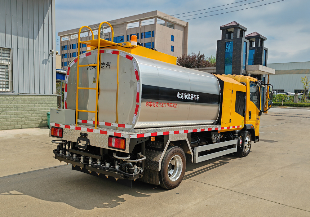 5噸重汽豪沃藍(lán)牌智能瀝青灑布車(chē)