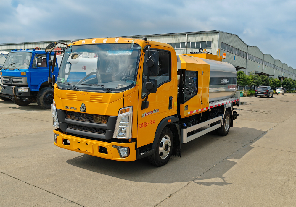 5噸重汽豪沃藍(lán)牌智能瀝青灑布車(chē)