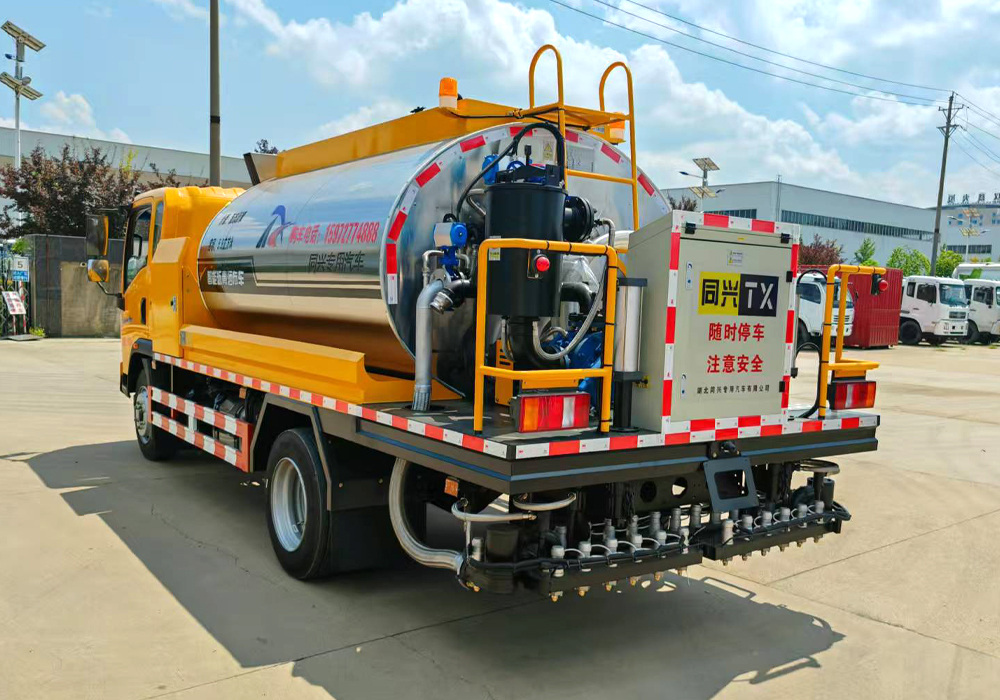 6噸重汽豪沃智能瀝青灑布車